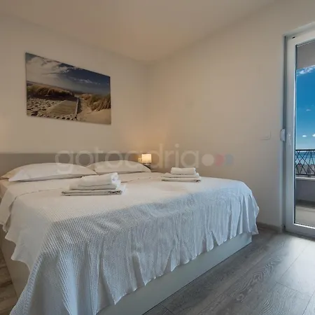 Apartment Sea View Leana *